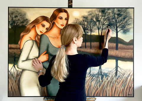 Ekaterina Moré im Atelier vor ihrer Staffelei