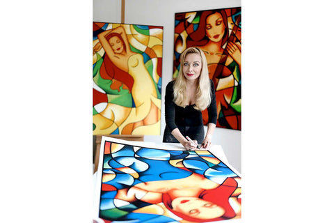 Künstlerin Ekaterina Moré in ihrem Atelier mit farbintensiven Frauenporträts im Flowismus-Stil – exklusive Editionen bei Pro-Idee Kunstformat