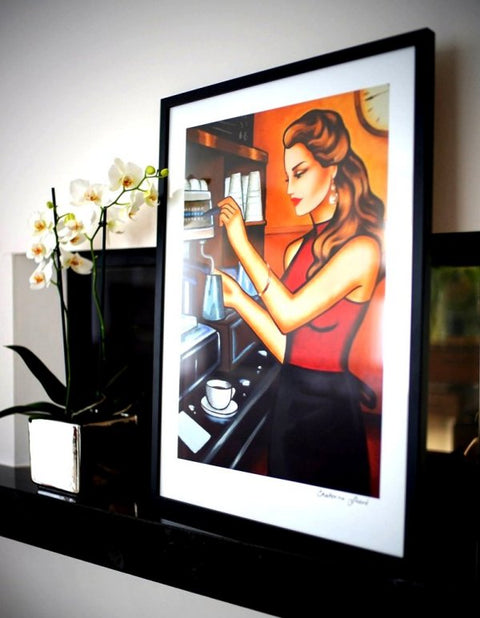 Faru vor Kaffeeautomaten in rotem Shirt von Ekaterina More