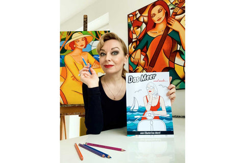 Künstlerin Ekaterina Moré mit ihrem Ausmalbuch „Das Meer und mehr…“ – kreative Auszeit mit Stil und Seele.