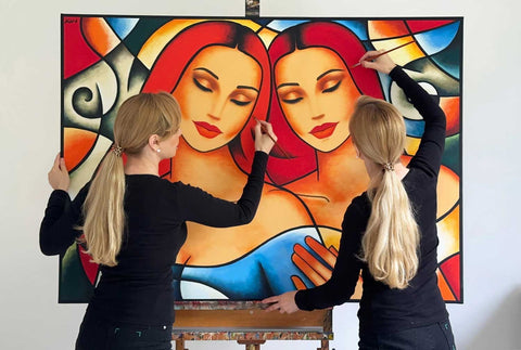 Ekaterina Moré beim Malen eines Frauenporträts auf Leinwand – emotionale Kunst über Nähe, Weiblichkeit und innere Balance.