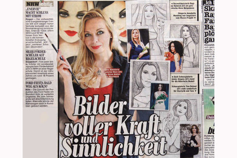 Ekaterina Moré im Atelier vor Skizzen prominenter Frauen für ihre Kunstserie „Moderne Musen“