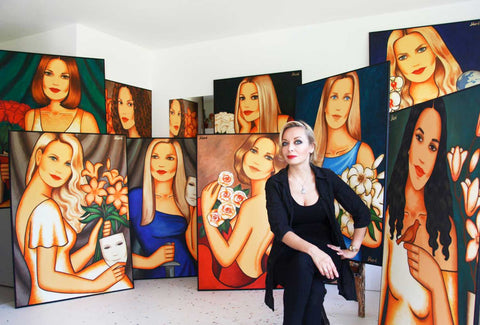 Ekaterina Moré im Atelier mit ihren Frauenporträts aus dem Kunstprojekt „Moderne Musen“