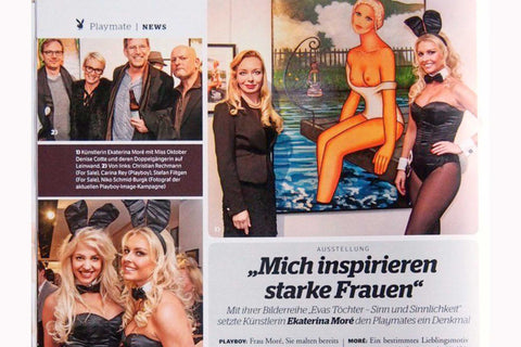 Ekaterina Moré bei der Ausstellung „Evas Töchter – Sinn & Sinnlichkeit“ in München mit Playmate-Porträt – Pressefoto aus dem Playboy-Magazin