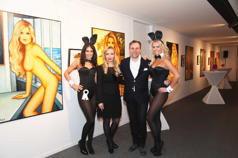 Kunstprojekt für Playboy - Künstlerin Ekaterina Moré mit Playboy-Chefredakteur Florian Boitin und Playmates bei der Vernissage des Kunstprojekts „Evas Töchter“