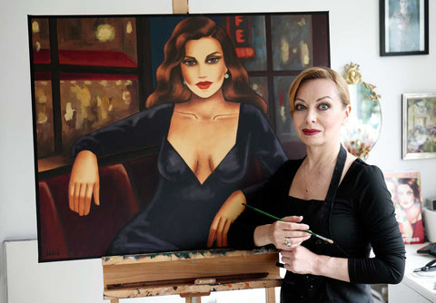 Künstlerin Ekaterina Moré vor ihrem Film-Noir-Gemälde Café der verlorenen Blicke