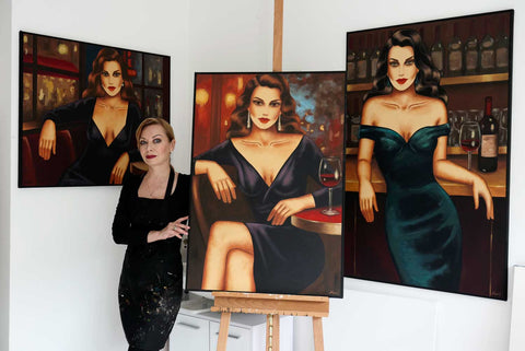 Ekaterina Moré im Atelier mit ihren Noir-Gemälden – Frauenporträts im Stil der Film Noir Kunst