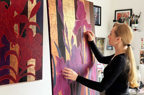 Handgemalte florale Kunst mit Gold entsteht im Atelier – Originalgemälde mit floralen Motiven, Goldakzenten und künstlerischer Veredelung