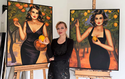 Ekaterina Moré im Atelier mit ihren Gartenkunst-Originalgemälden – sinnliche Frauen im Garten der Seele zwischen Zitronen und Orangen.
