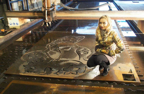 Großformatige weibliche Stahlskulptur von Ekaterina Moré als moderne Gartenkunst