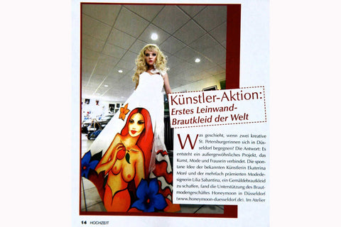 Pressefoto aus der Zeitschrift Hochzeit: Ekaterina Morés bemaltes Brautkleid mit Eva-Motiv – präsentiert als erstes Leinwandkleid der Welt