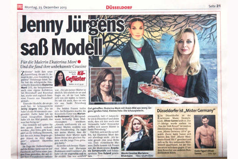 Jenny Jürgens Porträt von Ekaterina Moré in der Ausstellung „Zeitreise“ – Pressefoto aus der Express Zeitung Düsseldorf mit der Künstlerin vor dem Gemälde
