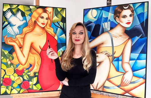 Ekaterina Moré mit Gemälden von Aphrodite und Artemis – lebendige Darstellung weiblicher Göttinnen-Archetypen
