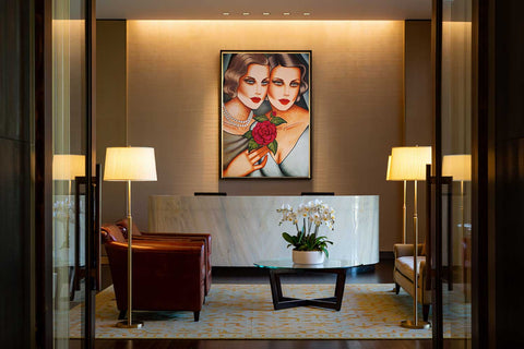 Emotionales Frauenporträt im Empfangsbereich eines Hotels – Originalkunst von Ekaterina Moré schafft Atmosphäre und Wiedererkennung.