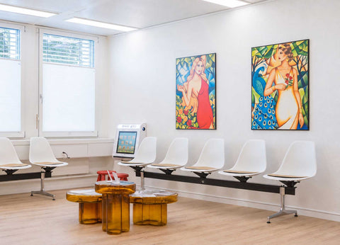 Realisiertes Kunstkonzept mit großformatigen Originalgemälden mit Frauen für die Frauenarztpraxis Asantae