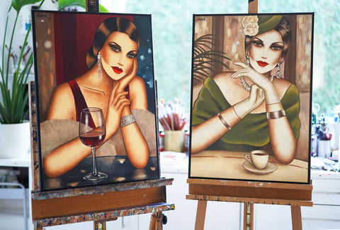 Zwei elegante Frauenbilder von Ekaterina Moré mit Mode, Schmuck und Retro-Einflüssen im Atelier