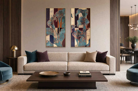 Moderne Blumenbilder fürs Wohnzimmer im Botanical-Luxury-Stil – handgemaltes Callas-Diptychon als eleganter Blickfang über einem hellen Sofa.