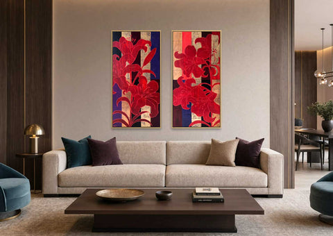 Moderne Blumenbilder fürs Wohnzimmer im Botanical-Luxury-Stil – handgemaltes Lilien-Diptychon als eleganter Blickfang über einem hellen Sofa.