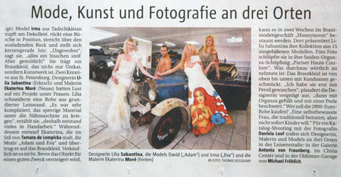 Pressefoto aus der Rheinischen Post: Ekaterina Moré, Lilia Sabantina und Models mit bemaltem Brautkleid – Kunstprojekt Eva zwischen Malerei, Mode und Fotografie