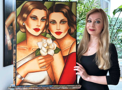 Künstlerin Ekaterina Moré mit einem idealisierten Gemälde zweier eleganter Frauen und einer weißen Blüte