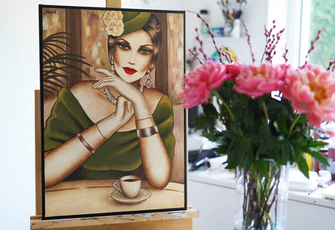 Originalgemälde einer stilvollen Frau mit Kaffee im Art Deco Stil – moderne Frauenporträtkunst mit Tiefe, Eleganz und femininer Sinnlichkeit.