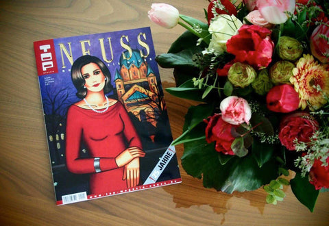 Jubiläumscover des TOP Magazin Neuss, gestaltet von Ekaterina Moré – Gemälde einer Frau vor dem Quirinusmünster, präsentiert beim Event