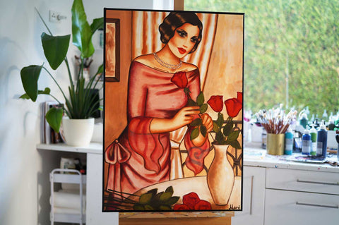 Frau in rosa Kleid arrangiert Rosen – zartes Frauenbild mit Tiefe, Ritual und Stil als Alternative zum Tradwife-Klischee.