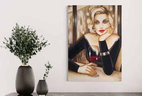Kunstwerk „Between Daydreams“ im Interior – Art Deco Frauenporträt mit Rotwein als stilvoller Blickfang bei arsmundi.