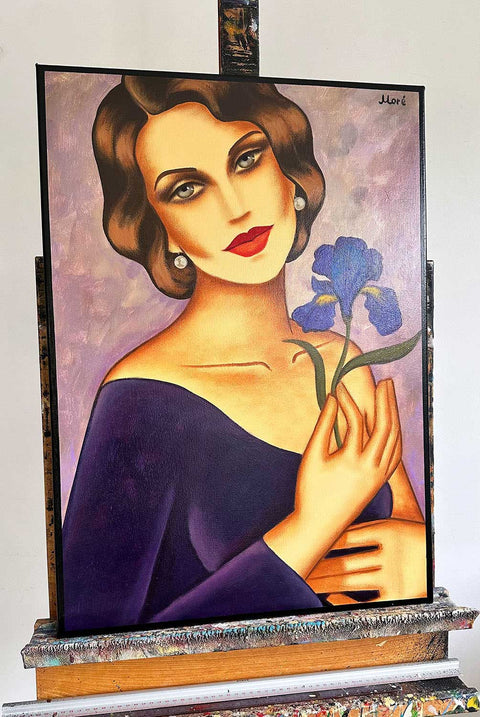 Blüte der Sehnsucht - Frau mit Iris-Blume im Art Deco Stil - im Atelier
