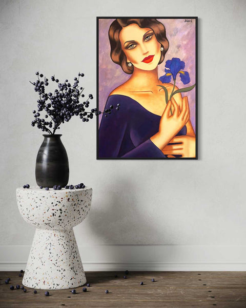 Blüte der Sehnsucht - Frau mit Iris-Blume im Art Deco Stil - Raumansicht