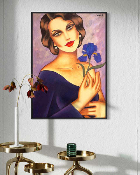 Blüte der Sehnsucht - Frau mit Iris-Blume im Art Deco Stil - Raumansicht