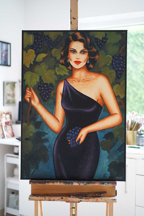 Frau mit Weintrauben – modernes Frauenporträt von Ekaterina Moré im mediterranen Stil. Originalgemälde im Atelier der Künstlerin