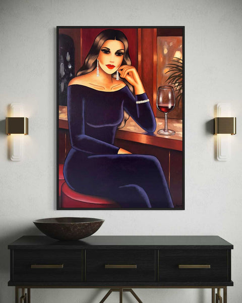Rotwein-Nostalgie – Frauenporträt im Art Deco Stil im Interior