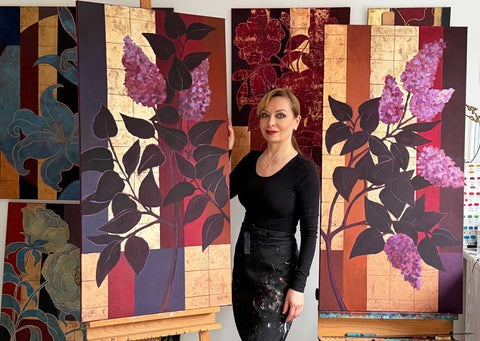 Künstlerin Ekaterina Moré mit zwei großformatigen Originalgemälden aus der floralen Kunstserie Floral Glamourism im Art-Déco-Stil.