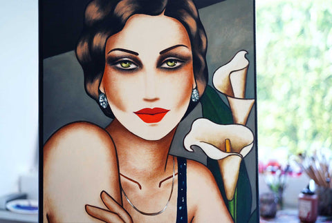 Sinnliche Femme Fatale mit Schmuck – Frauenporträt im Art Deco Stil