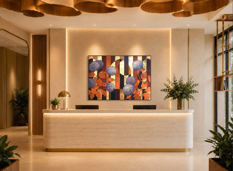 Florale Originalkunst im Stil Botanical Luxury gestaltet die Lobby eines modernen Boutique Hotels mit eleganter Atmosphäre.