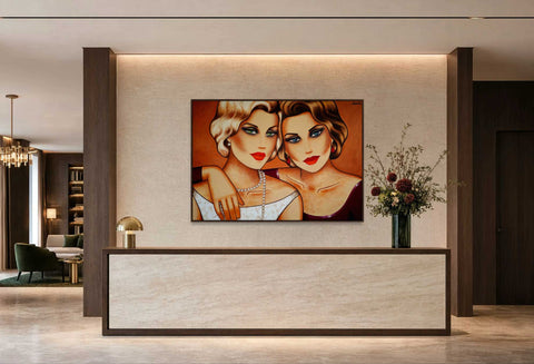 Ikonische Frauenporträts für Boutique Hotels – handgemalte Originalkunst von Ekaterina Moré im modernen Hotel-Interior