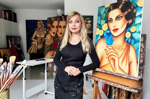 Künstlerin Ekaterina Moré in ihrem Atelier zwischen handgemalten Originalgemälden. Der kreative Entstehungsprozess echter Originalkunst.