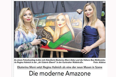 Regina Halmich und Ekaterina Moré mit Gemälde in der Galerie Elwert 
