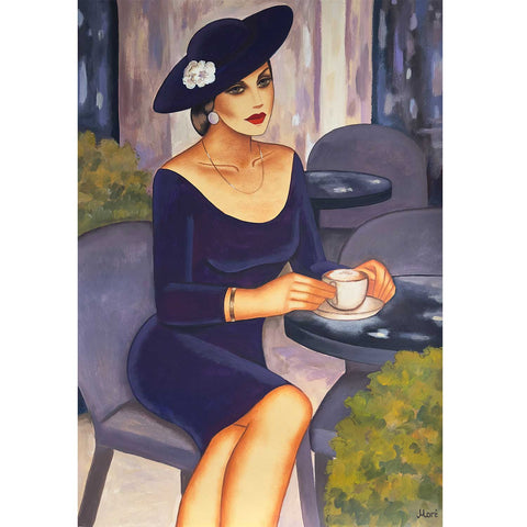 Violet Longing – elegante Frau mit violettem Hut in einer Café-Szene